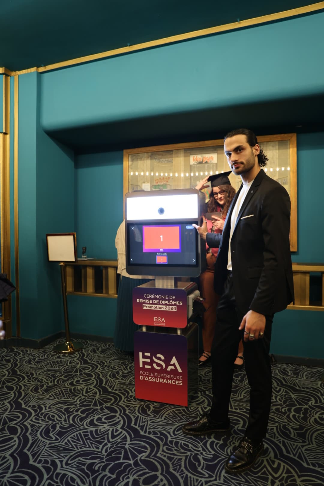 Photobooth entièrement brandé aux couleurs d'ESA École Supérieure d'Assurances