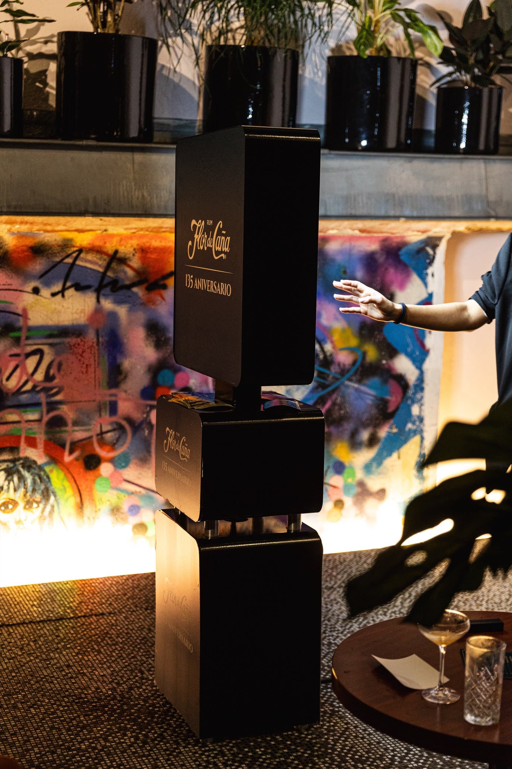 Photobooth robot personnalisé Flor de Caña lors d'une activation de marque à Paris